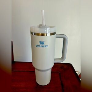 Stanley 40 oz tumbler color: Frost 
Very lightly used.